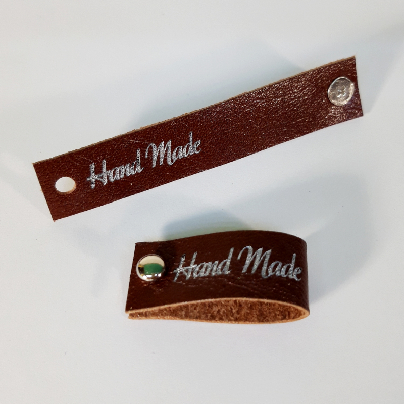 картинка Бирка на кнопке "Hand made" 8×1,5см цв.коричневый, кожа-100% от магазина Пряжа Макошь Ярославль