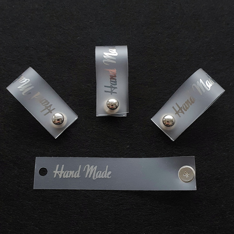картинка Бирка силиконовая на кнопке "Hand made" 8×1,5см цв.серебро от магазина Пряжа Макошь Ярославль