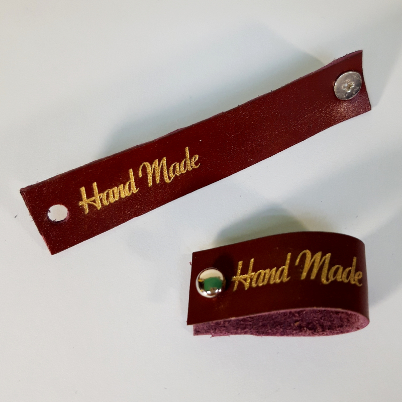 картинка Бирка на кнопке "Hand made" 8×1,5см цв.бордо, кожа-100% от магазина Пряжа Макошь Ярославль