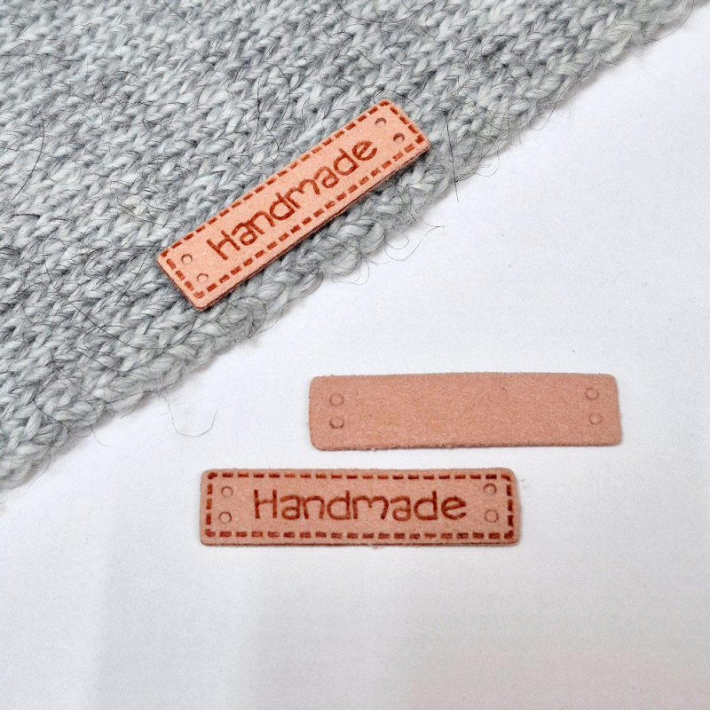 картинка Бирка  "Hand made"  кожаная 39×10мм цв.розовый от магазина Пряжа Макошь Ярославль