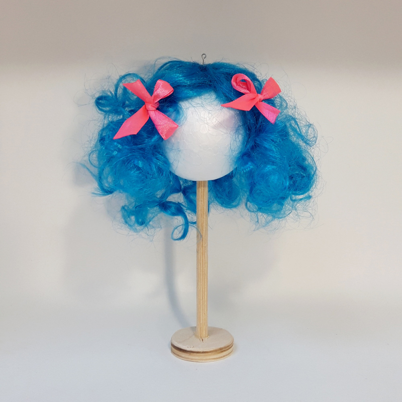 картинка Парик для кукол-кудри цв.голубой с бантиками(6183) от магазина Пряжа Макошь Ярославль