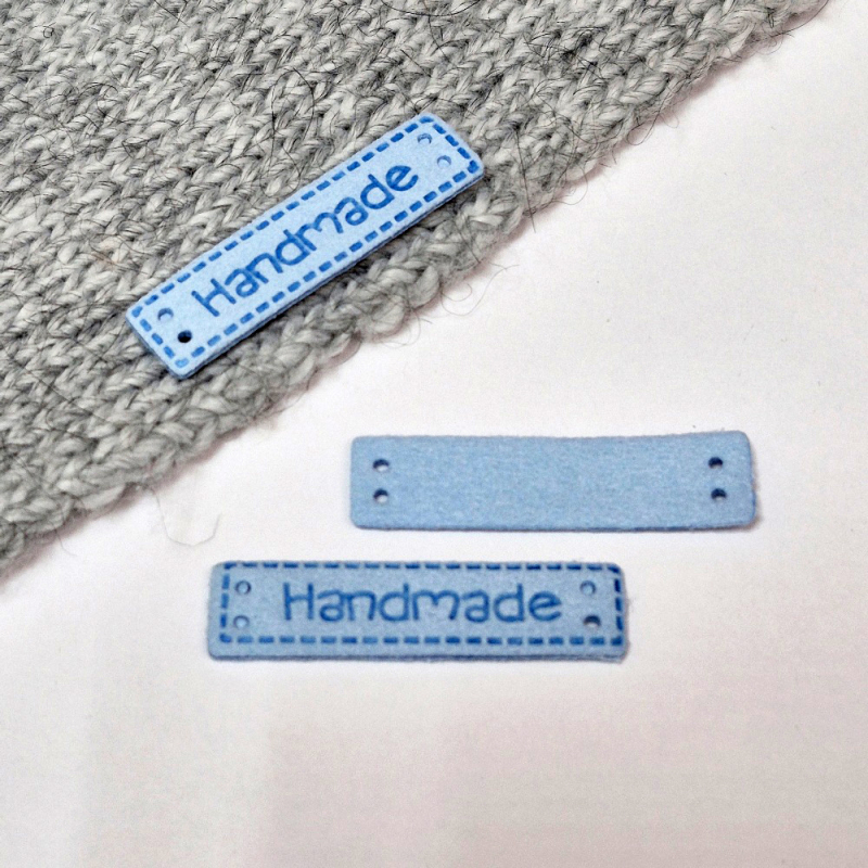 картинка Бирка  "Hand made"  кожаная 39×10мм цв.голубой от магазина Пряжа Макошь Ярославль