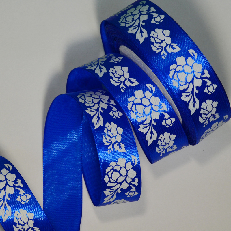 картинка 25мм-23м Лента атласная цветы цв.синий от магазина Пряжа Макошь Ярославль