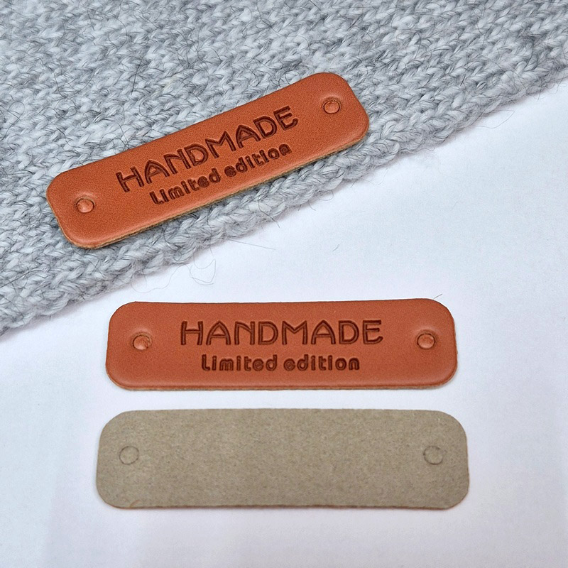 картинка Бирка кожзам "Hand made" 55×15мм цв.коричневый от магазина Пряжа Макошь Ярославль