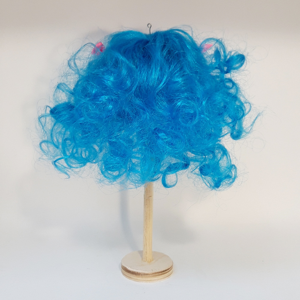 картинка Парик для кукол-кудри цв.голубой с бантиками(6183) от магазина Пряжа Макошь Ярославль