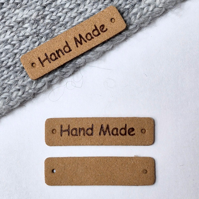 картинка Бирка кожаная "Hand made" 39×10мм цв.натуральный от магазина Пряжа Макошь Ярославль