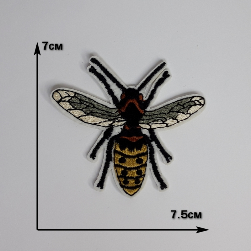 картинка Термонаклейка - Пчелка 7 х 7.5см от магазина Пряжа Макошь Ярославль