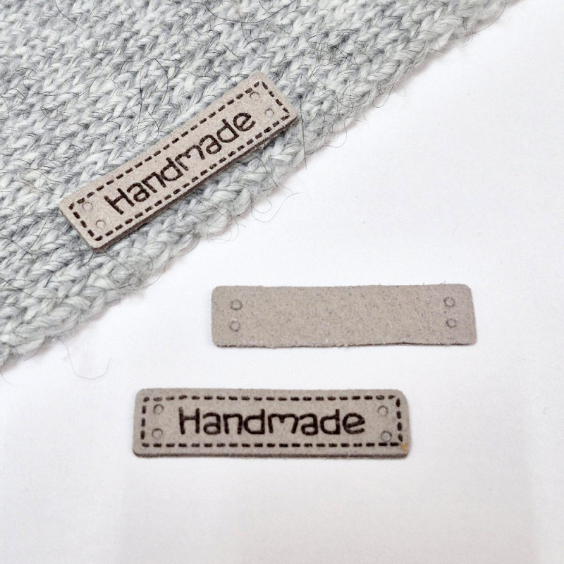 картинка Бирка  "Hand made"  кожаная 39×10мм цв.св.серый от магазина Пряжа Макошь Ярославль