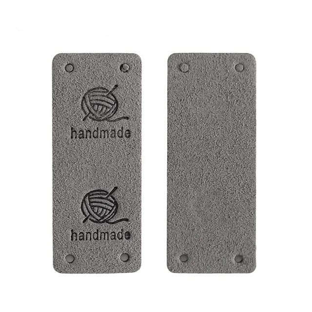 картинка Бирка кожаная "Hand made" 50×20мм цв.серый от магазина Пряжа Макошь Ярославль